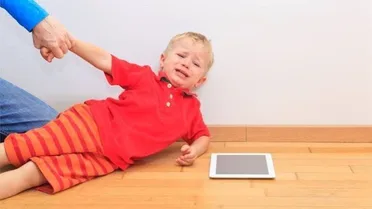 Criança em conflito tentando pegar o celular de volta dos pais